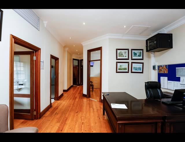 330M² OFFICE FOR SALE IN WINDERMERE